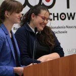 Uczennice SP nr 12 w Częstochowie prezentują efekty projektu Zgrana klasa