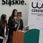 Uczennice SP nr 47 w Częstochowie prezentują efekty projektu Łączymy pokolenia